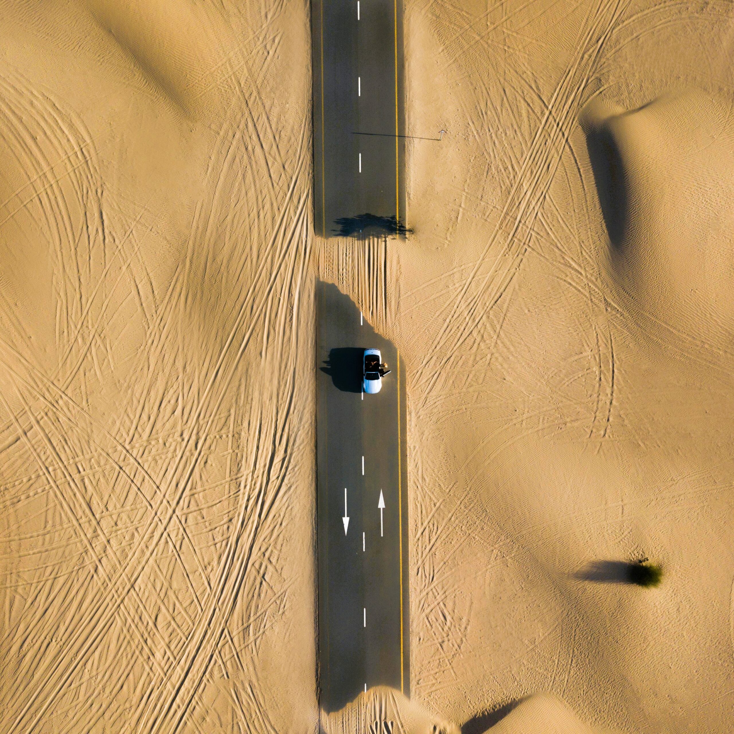 Desert highway road representing UAE visa run travel from Dubai to Oman